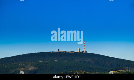 Vista sul paesaggio di montagna Harz e con la più alta vetta Brocken in autunno Foto Stock