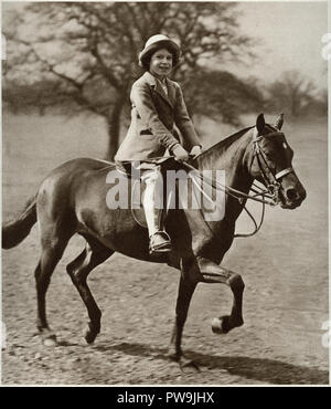 La Principessa Elisabetta la futura Regina Elizebeth II a cavallo di un pony in Windsor Great Park il castello di Windsor e datata al 1937 Foto Stock