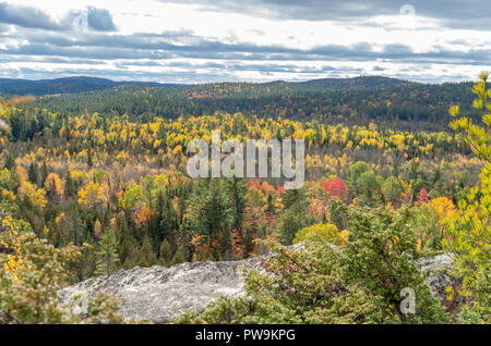 Escursionismo La Eagle Nest Lookout Trail nel Calabogie Ontario Foto Stock