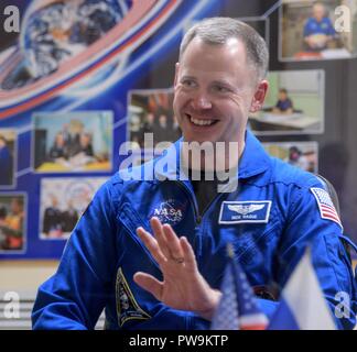 Stazione Spaziale Internazionale Expedition 57 Tecnico di volo Nick aia della NASA, onde ai membri della famiglia nel corso di una conferenza stampa da isolamento presso i cosmonauti Hotel Ottobre 10, 2018 di Baikonur in Kazakhstan. Foto Stock