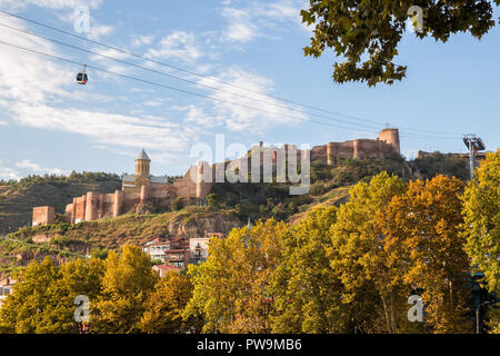 Vista della fortezza di Narikala sulla soleggiata giornata autunnale. Tbilisi, Georgia Foto Stock