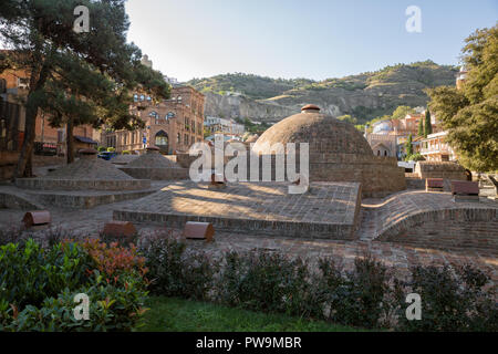 Storico Quartiere Abanotubani, cupole di bagni di zolfo, Tbilisi, Georgia Foto Stock