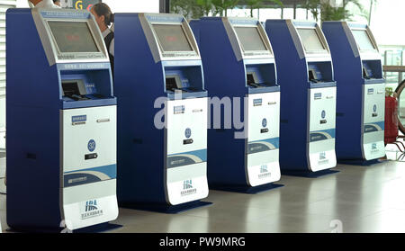 Wuhan , Cina - settembre 10 ; chiosco self check-in macchine nel terminale 3 a Tianhe International Airport. Foto Stock