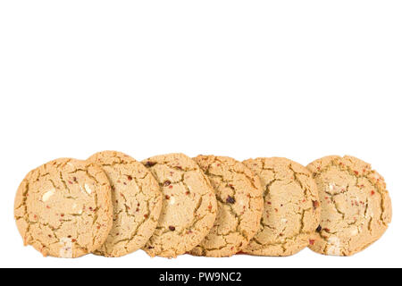 Una fila di cookie sul isolato sfondo bianco Foto Stock