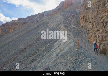 Trekking stretti sentieri di capra al di sopra del villaggio di Balti di Turtuk, una volta che il Pakistan, ora parte del Ladakh, India, in Karakorum Montagne Foto Stock