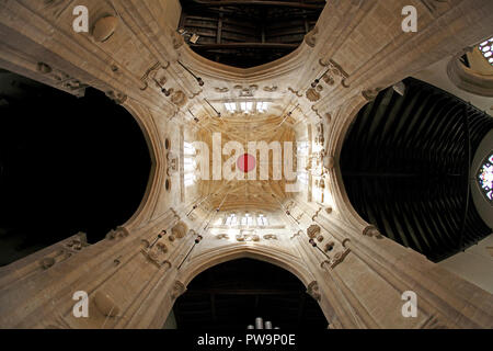 La parte inferiore del campanile e quattro spred attraversando Torre a St Sampson Chiesa, Cricklade, Wiltshire, Inghilterra, Regno Unito Foto Stock