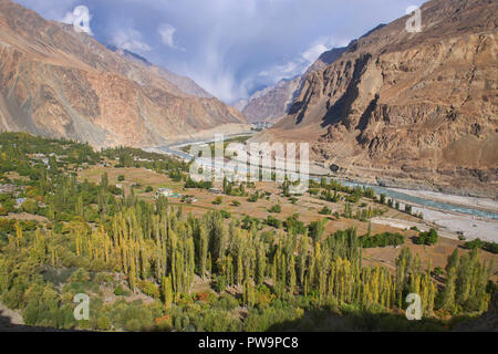 Il Balti villaggio di Turtuk, una volta che il Pakistan, ora parte del Ladakh, India, visto in autunno sotto il Karakoram gamma e il fiume Shyok Foto Stock