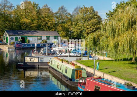 Parte tranquilla del fiume in Stratford con ormeggiati narrowboats. Foto Stock