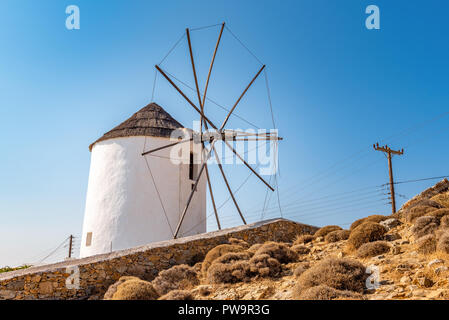 Un pittoresco mulino a vento a Ano Chora sull isola di Serifos. La Grecia Foto Stock