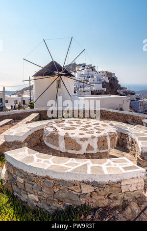 Il pittoresco mulino a vento a Ano Chora sull isola di Serifos. La Grecia Foto Stock