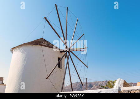 Un pittoresco mulino a vento a Ano Chora sull isola di Serifos. La Grecia Foto Stock