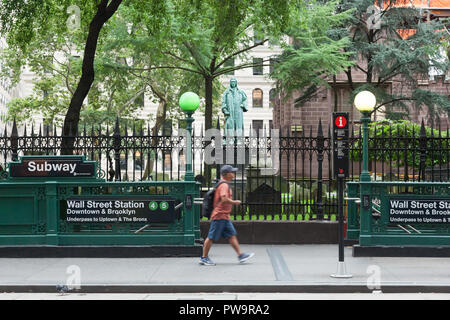 NEW YORK NEW YORK - Agosto 19, 2018: una persona cammina passato il Wall Street Stazione metropolitana ingresso nella parte anteriore del Trinity Church di Manhattan. Foto Stock