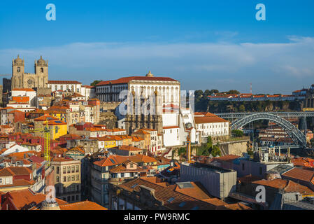 Skyline del Porto con la cattedrale di Porto in Portogallo Foto Stock
