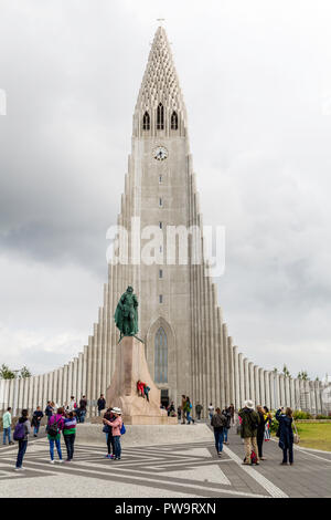 Statua di Leif Eriksson davanti la chiesa luterana HallgrÃ-mskirkja, Reykjavik, Islanda Foto Stock