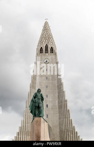Statua di Leif Eriksson davanti la chiesa luterana Hallgrímskirkja, Reykjavik, Islanda Foto Stock