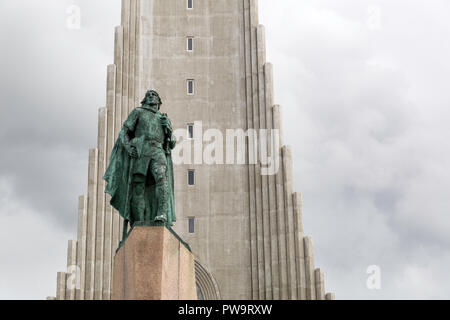 Statua di Leif Eriksson davanti la chiesa luterana Hallgrímskirkja, Reykjavik, Islanda Foto Stock