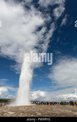 I turisti si riuniscono per guardare Strokker geyser, 'geysir', un eruzione a molla Haukadalur, Islanda Foto Stock