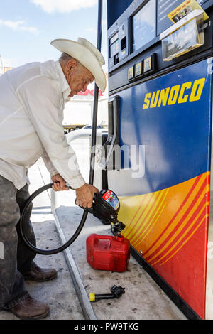 Miami Florida,Little Havana,Sunoco,benzina,carburante,petrolio,benzina,distributore di benzina,pompa,tubo,contenitore,uomo ispanico uomini maschio adulti,senior senior senior senior ci Foto Stock