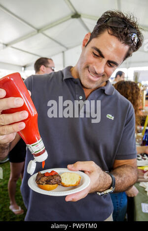 Miami Florida,Coconut Grove,Peacock Park,Great Taste of the Grove,Community food Festival,festival fair,gusto,degustazione,uomini ispanici maschi adulti adu Foto Stock