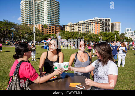 Miami Florida,Coconut Grove,Peacock Park,Great Taste of the Grove,Community food Festival,festival fair,Taste,degustazione,donne ispaniche,gir Foto Stock