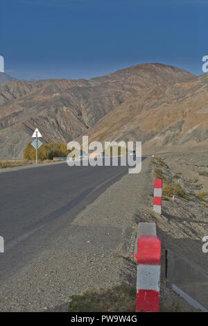 La Karakoram Highway, lato cinese, regione dello Xinjiang, Cina. Foto Stock