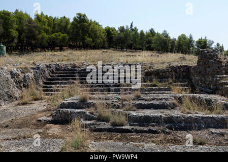 La roccia tagliata scalone monumentale e altare del Santuario di Apollo Deiradiotes o Pizio e Atena Oxyderkes. Argos, Peloponneso e Grecia. La maggior parte Foto Stock