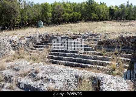 La roccia tagliata scalone monumentale e altare del Santuario di Apollo Deiradiotes o Pizio e Atena Oxyderkes. Argos, Peloponneso e Grecia. La maggior parte Foto Stock