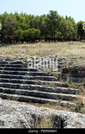 La roccia tagliata scalone monumentale e altare del Santuario di Apollo Deiradiotes o Pizio e Atena Oxyderkes. Argos, Peloponneso e Grecia. La maggior parte Foto Stock