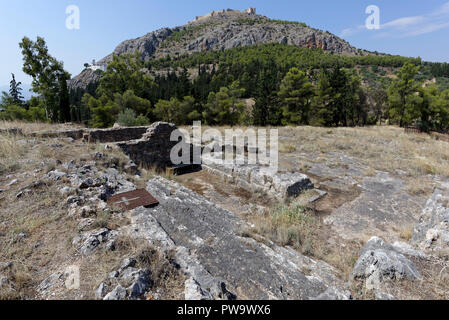 La roccia tagliata scalone monumentale e altare, santuari di Apollo Deiradiotes o Pizio e Atena Oxyderkes. Argos, Peloponneso e Grecia. In bac Foto Stock