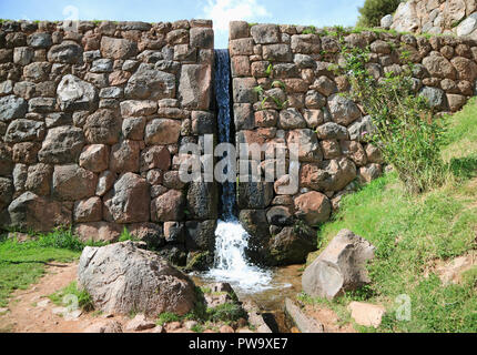 All'aperto canali di acqua dell'antico irrigazione di Tipon, sito archeologico nella Valle Sacra, regione di Cusco, Perù Foto Stock