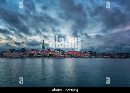 Una lunga esposizione l'immagine della città di Helsingor in Danimarca da attraverso il porto. Foto Stock