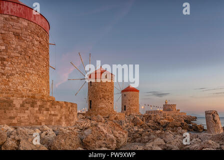 Una lunga esposizione fotografia della Fortezza di San Nicola e mulini a vento in Rhodes Town sulla storica isola greca Foto Stock