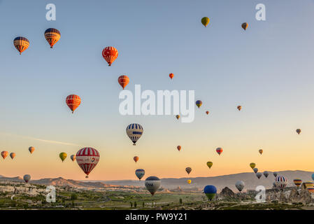 GOREME, TURCHIA - Maggio 07, 2015: i palloni ad aria calda sulla Cappadocia Foto Stock