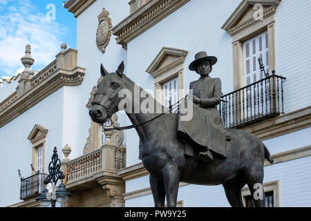 Al di fuori dell'arena di Siviglia è questa statua di Condesa De Barcelona sidesaddle montato su un cavallo. Siviglia, in Andalusia, Spagna Foto Stock