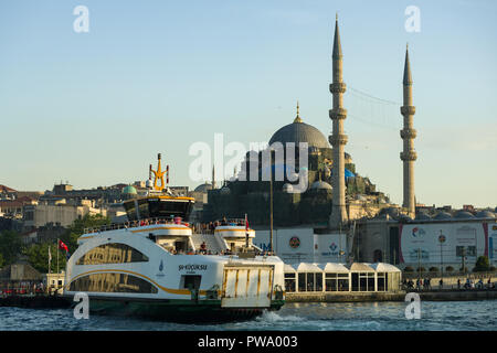 Un grande traghetto ormeggiata al porto di Eminonu sul Golden Horn con moschee e gli edifici in background, Istanbul, Turchia Foto Stock