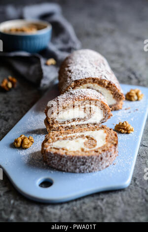 Noce deliziosi involtini di meringa con mascarpone vaniglia ripieno di panna Foto Stock