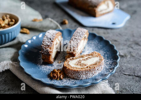 Noce deliziosi involtini di meringa con mascarpone vaniglia ripieno di panna Foto Stock