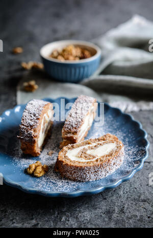 Noce deliziosi involtini di meringa con mascarpone vaniglia ripieno di panna Foto Stock