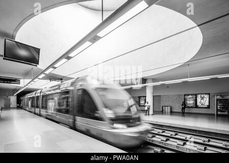 All'interno di metropolitana in Casa da Musica, Porto, Portogallo - bianco e nero Foto Stock