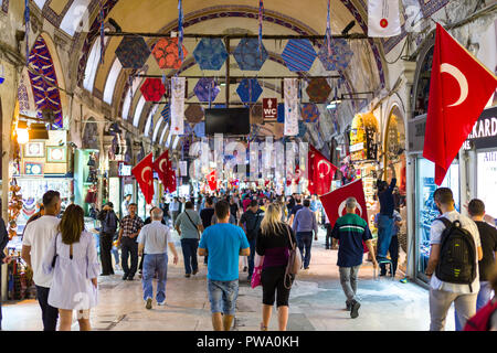 Vista del Kapalı Çarşı o il Grand Bazaar interno con la gente gli elementi di navigazione presso i vari piccoli negozi, Istanbul, Turchia Foto Stock