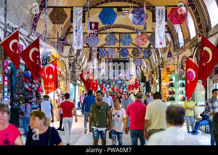 Vista del Kapalı Çarşı o il Grand Bazaar interno con la gente gli elementi di navigazione presso i vari piccoli negozi, Istanbul, Turchia Foto Stock