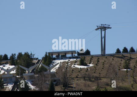 Vista su Medeo in Almaty Kazahstan per turisti sollevare per lo sci in inverno se c'è la neve Foto Stock