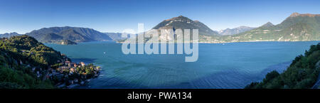 Il panorama che si affaccia sul Lago di Como e sulle montagne circostanti in nord Italia Foto Stock