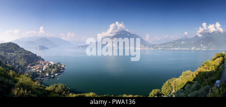 Il panorama che si affaccia sul Lago di Como e sulle montagne circostanti in nord Italia Foto Stock