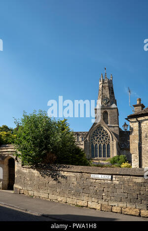 Chiesa della Santa Trinità, Bell Lane, Minchinhampton, Gloucestershire e il suo periodo decorato rosone. Foto Stock