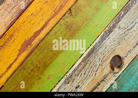 Età compresa tra assi di legno dello sfondo. Naturalmente vernice spiovente di tavole di legno. Rustico superficie di legno. Foto Stock