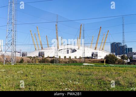 L'O2 Dome con un campo da golf driving range e la grande rete di sicurezza in primo piano ,penisola Greenwich Londra Inghilterra REGNO UNITO Foto Stock