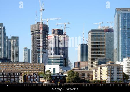 Il Canary Wharf visto attraverso il fiume Tamigi a North Greenwich Docklands Londra Inghilterra REGNO UNITO Foto Stock