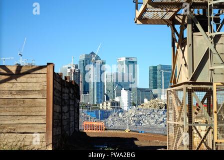 Il Canary Wharf visto attraverso il fiume Tamigi con un sito industriale in primo piano, North Greenwich Docklands Londra Inghilterra REGNO UNITO Foto Stock