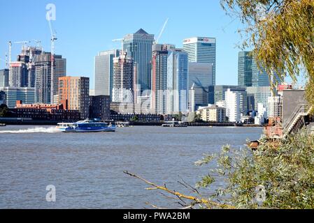 Il Canary Wharf visto attraverso il fiume Tamigi a North Greenwich Docklands Londra Inghilterra REGNO UNITO Foto Stock